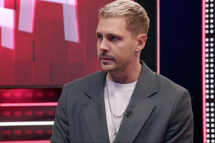 Милош Бикович перевоплотился в эстрадного певца, окончательно съехавшего с катушек