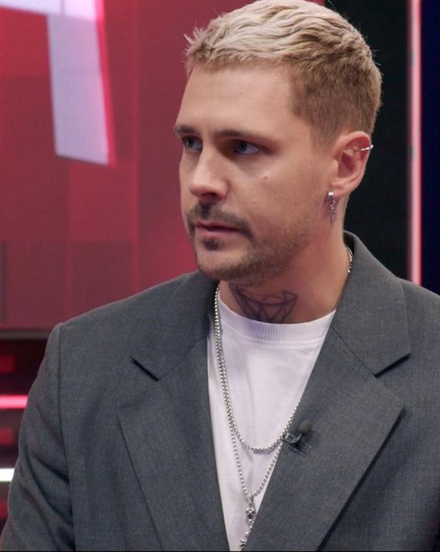 Милош Бикович перевоплотился в эстрадного певца, окончательно съехавшего с катушек