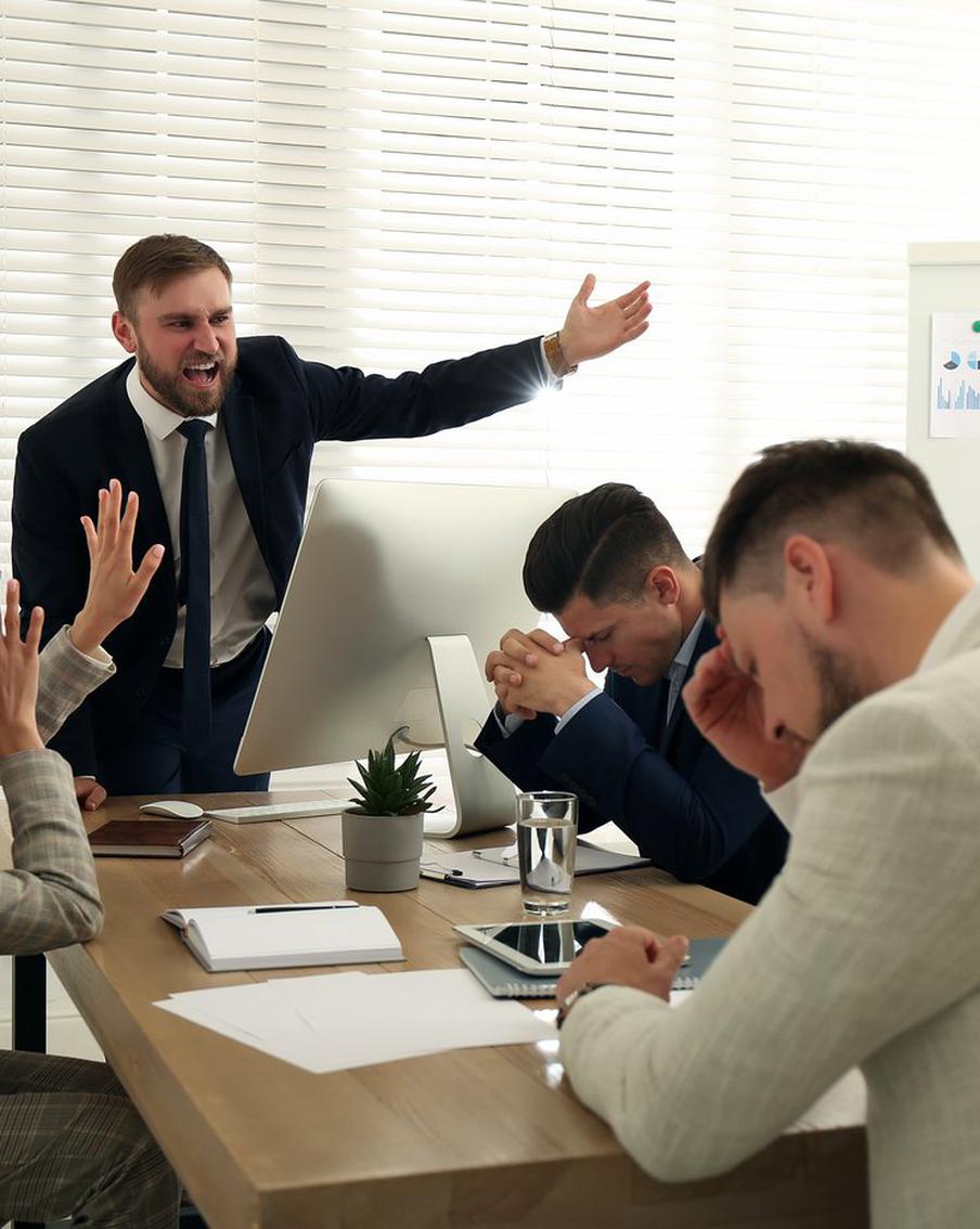 Россияне чувствуют абьюз со стороны начальников. HR-специалист рассказала, как распознать насилие в офисе