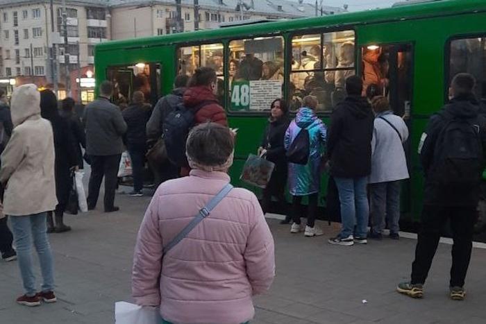 Это не шутки, смотрите – мэр в маршрутке! Матвиенко посоветовала главе Екатеринбурга испытать боль местных
