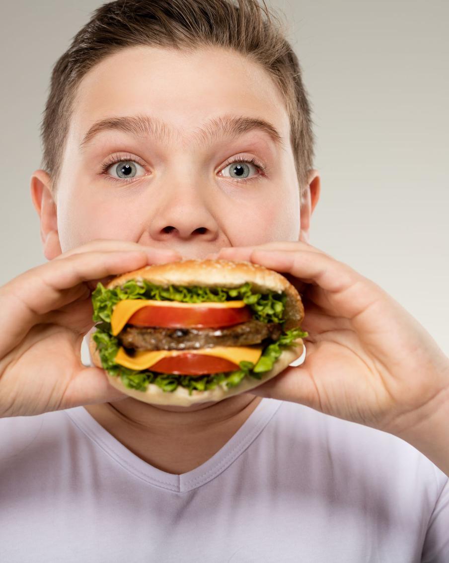 Американский мальчик питался бургерами и картошкой фри и лишился зрения