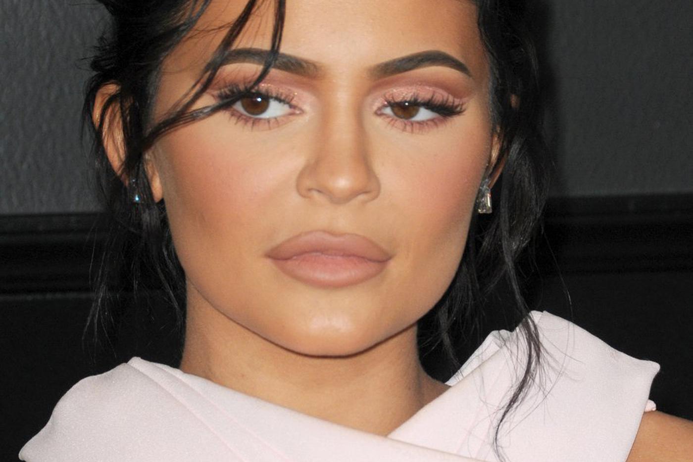 Здравый смысл важнее "лисьих" глаз. Пластический хирург рассказал, кому не нужна пластика