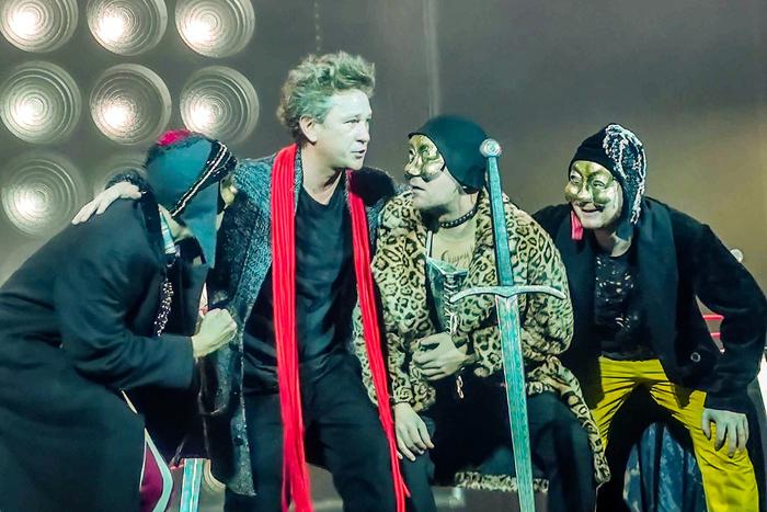 Принц Гамлет сплёл кровавую паутину. В "Ленкоме Марка Захарова" премьера – "Гамлет" с Антоном Шагиным в главной роли