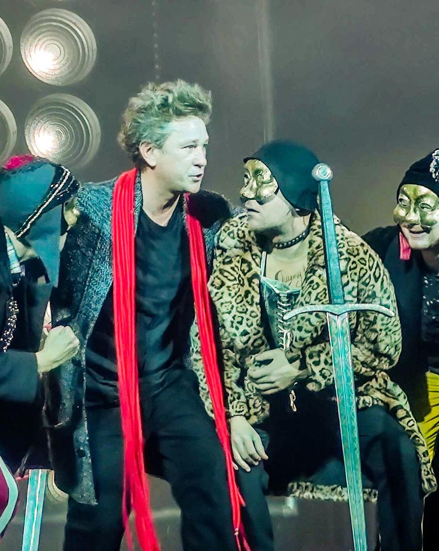 Принц Гамлет сплёл кровавую паутину. В "Ленкоме Марка Захарова" премьера – "Гамлет" с Антоном Шагиным в главной роли