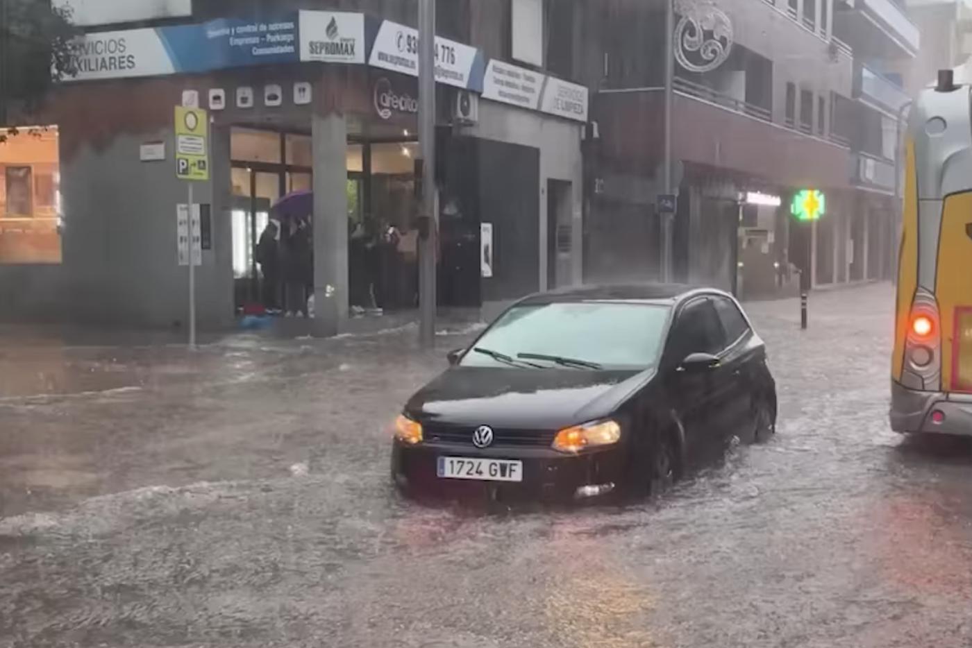 Житель Каталонии рассказал о шторме-убийце, из-за которого короля закидали грязью