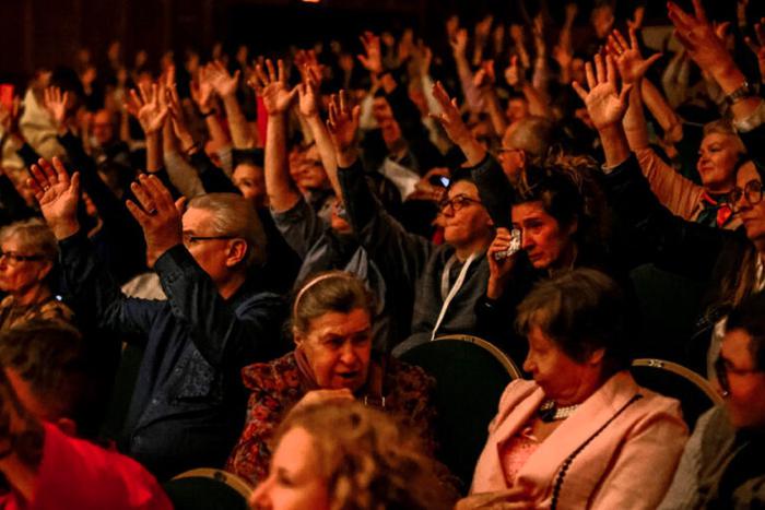 Чёрно-белая и цветная жизнь: как выступают глухие театральные артисты