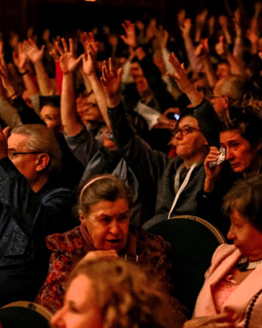 Чёрно-белая и цветная жизнь: как выступают глухие театральные артисты