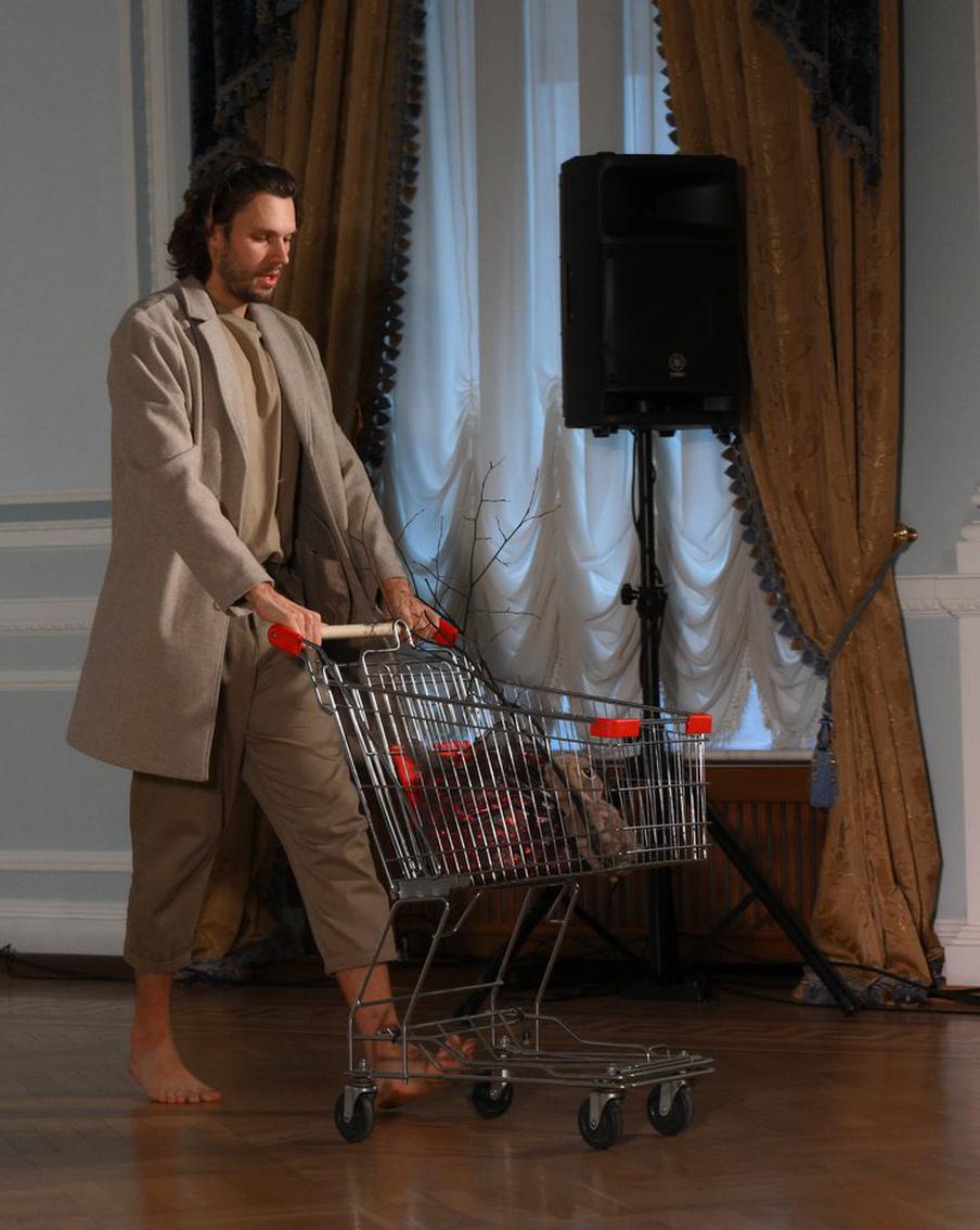 На фестивале в Великом Новгороде победил театр "КУКУ" со спектаклем про сумасшедшего Поприщина