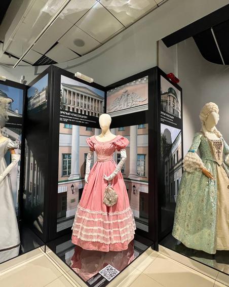 Зодчие и модельеры вдохновляли друг друга. Архитекторы диктовали портным правила кройки и шитья.