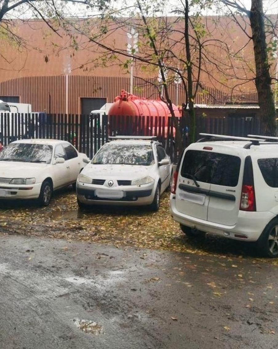 Несмотря на первые снега, парковка в Москве на зелёные зоны по-прежнему запрещена