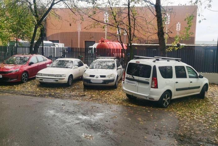 Несмотря на первые снега, парковка в Москве на зелёные зоны по-прежнему запрещена