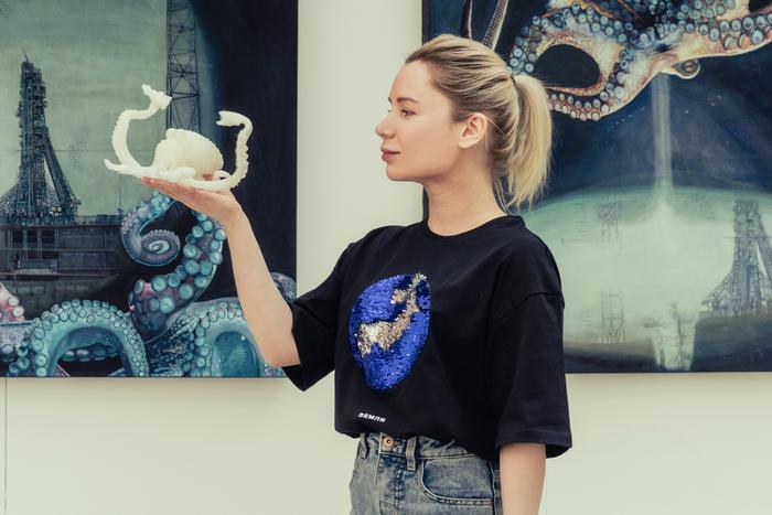 Московская художница Настя Миро создала арт-объект, который отправился в космос. Перформанс внеземных масштабов должен привлечь внимание к проблеме космического мусора