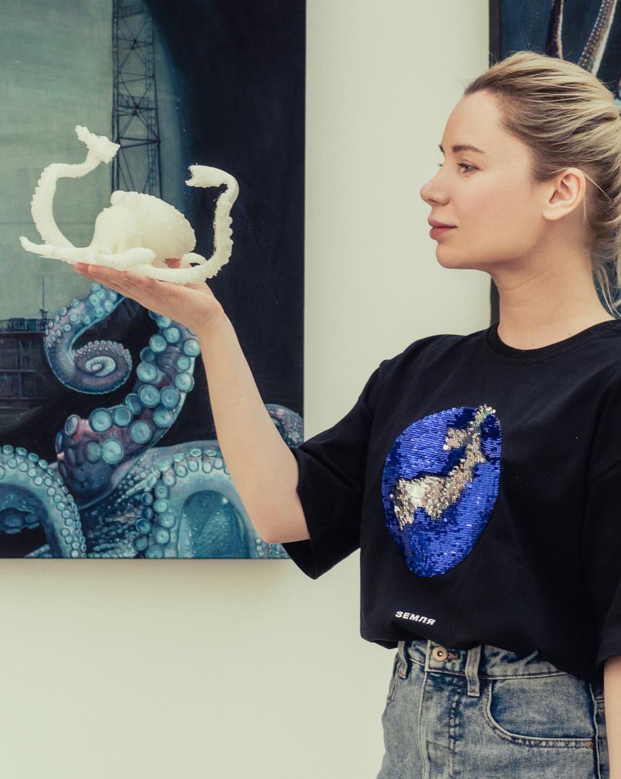 Московская художница Настя Миро создала арт-объект, который отправился в космос. Перформанс внеземных масштабов должен привлечь внимание к проблеме космического мусора