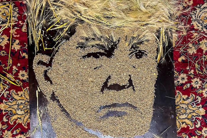 Слепила из того,  что было: художница сделала портрет Трампа из хлеба