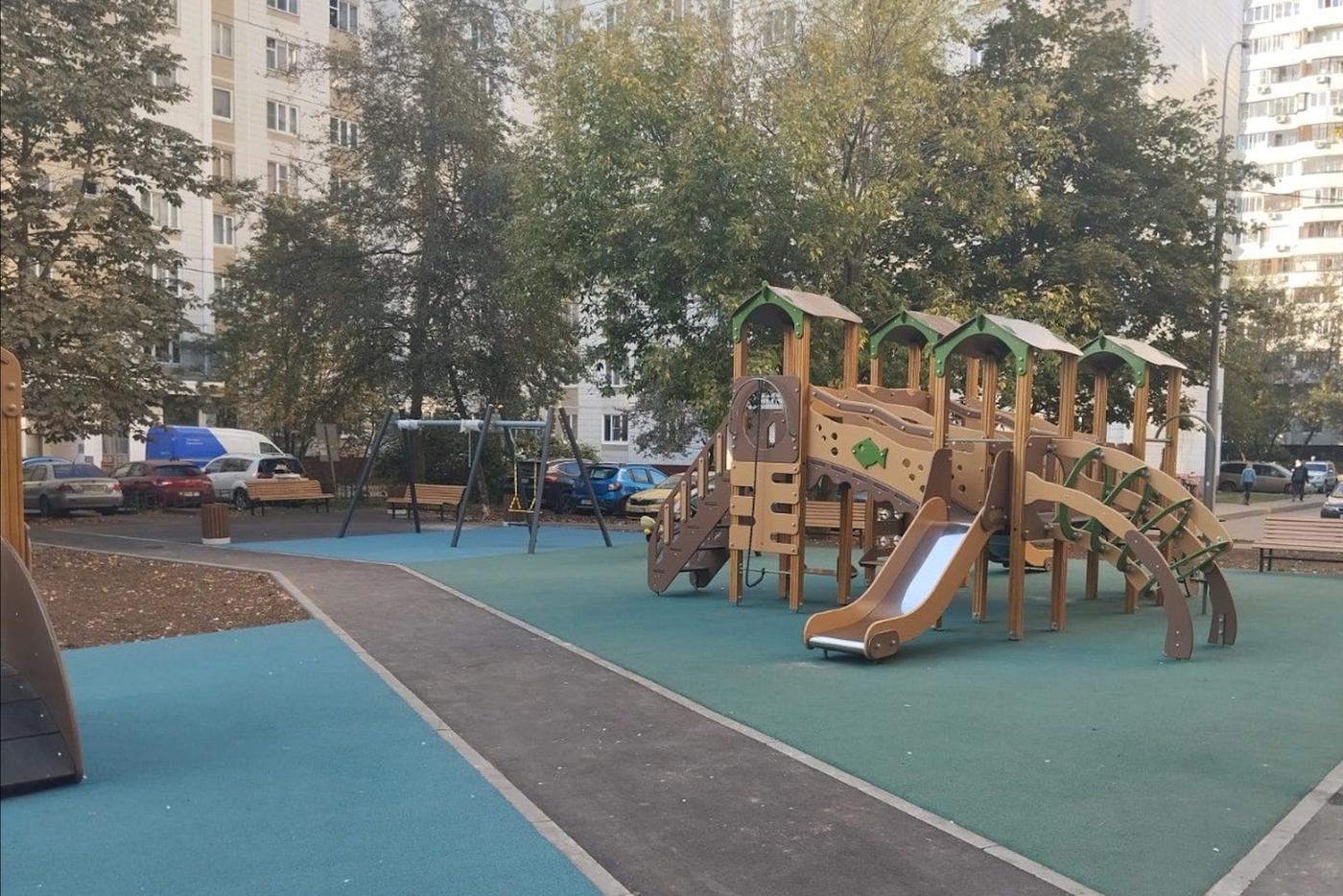 Максим Ликсутов: 139 дворов на севере Москвы обустроили в этом году на средства от платных парковок