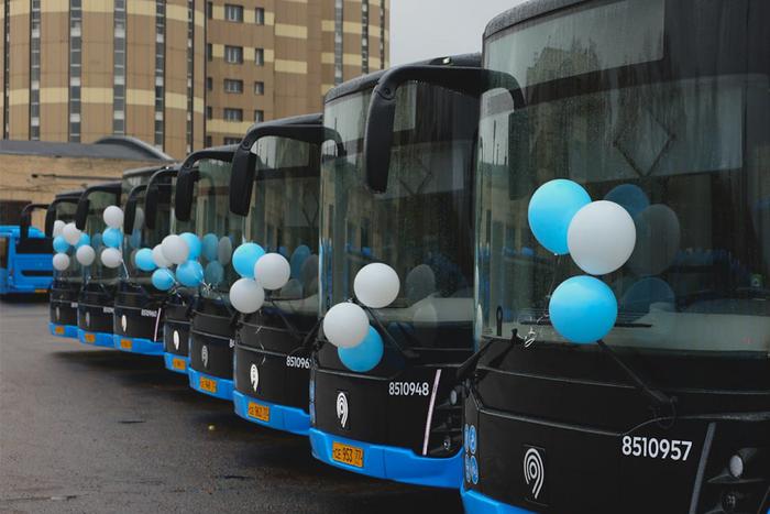 На 18 городских маршрутов в Москве сегодня выходит около 130 новых автобусов
