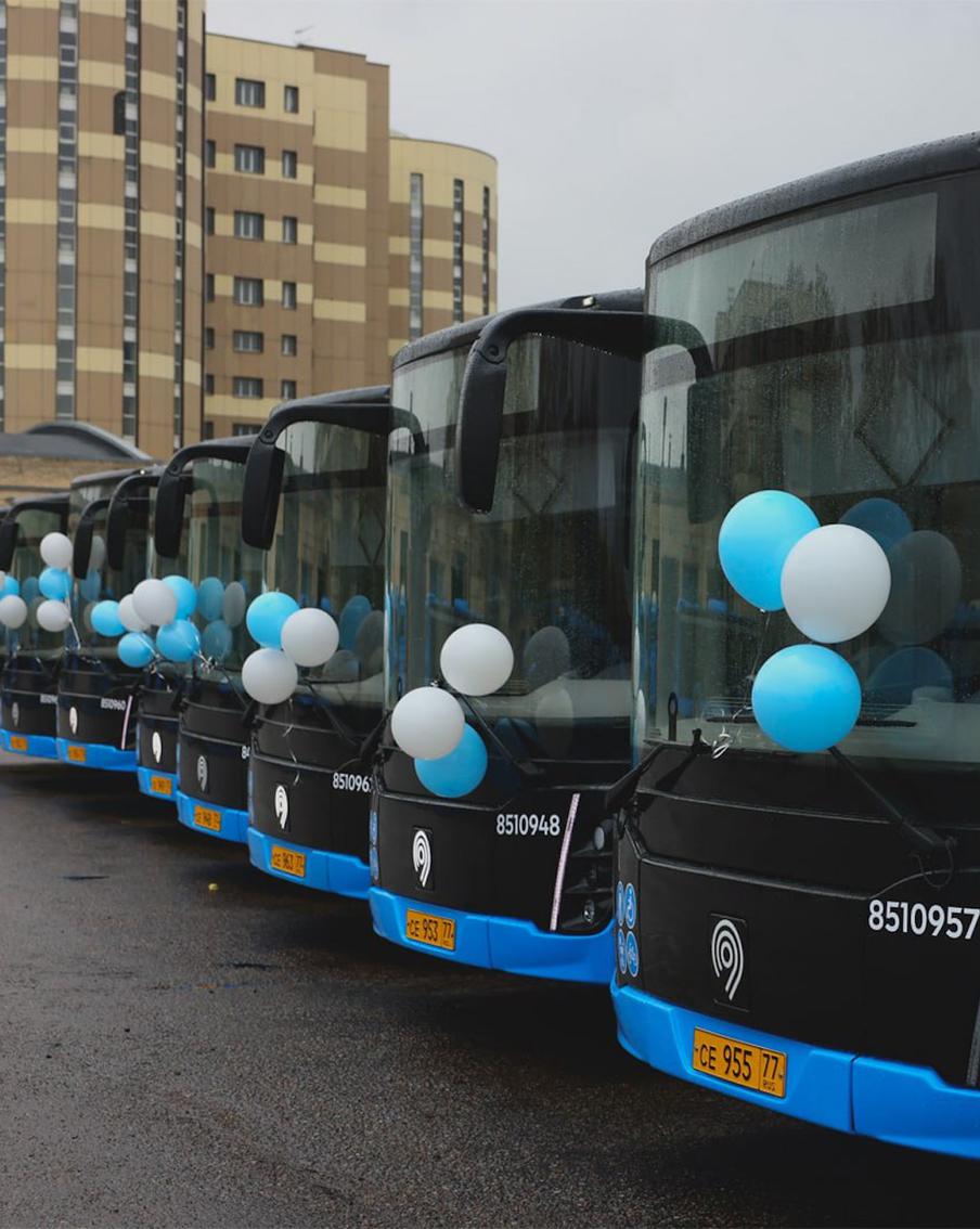 На 18 городских маршрутов в Москве сегодня выходит около 130 новых автобусов