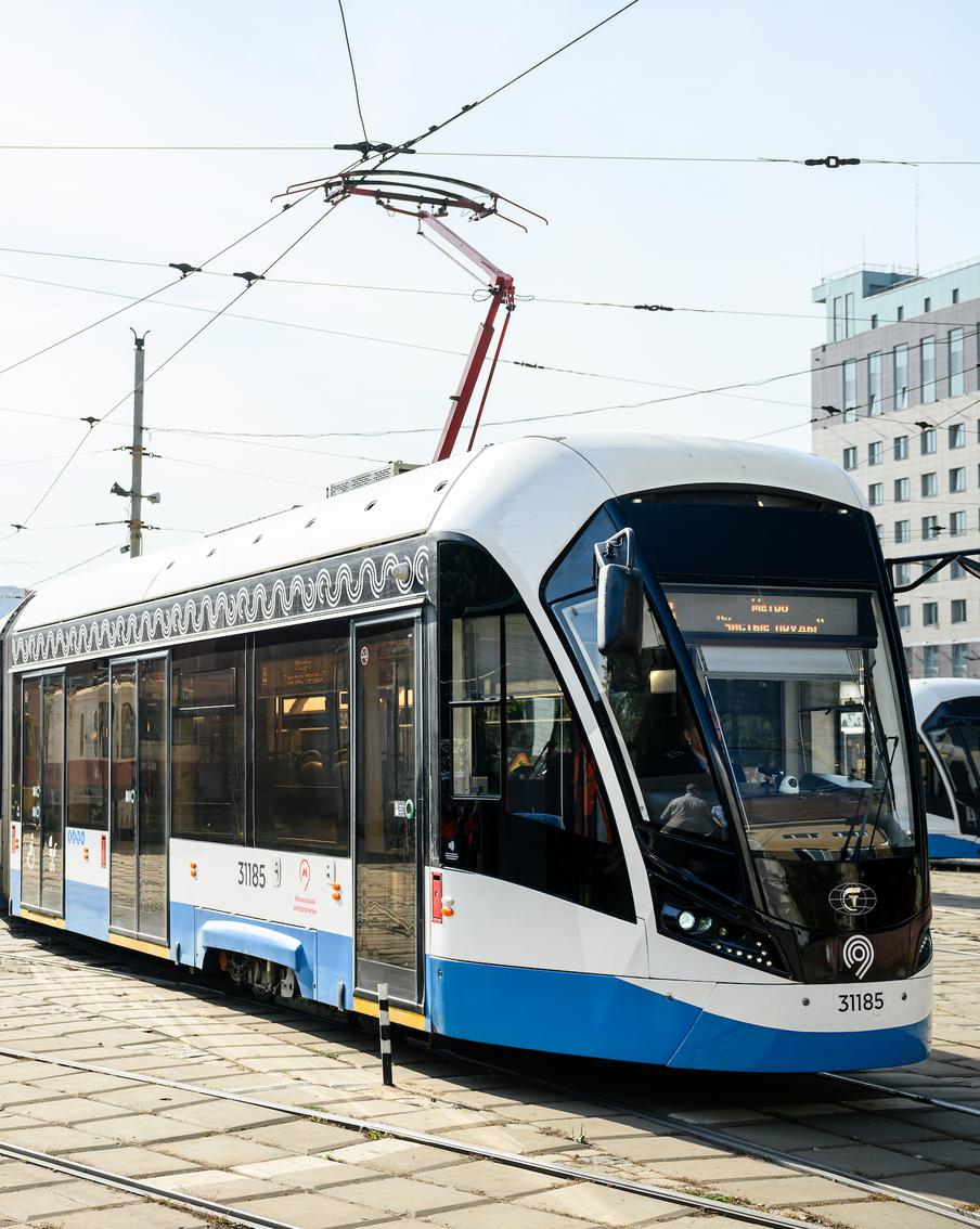 Максим Ликсутов поздравил работников Октябрьского трамвайного депо с 97-летием организации