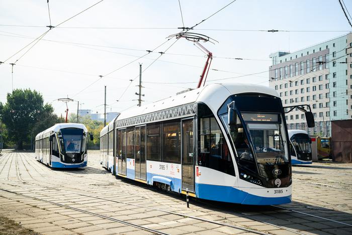 Максим Ликсутов поздравил работников Октябрьского трамвайного депо с 97-летием организации