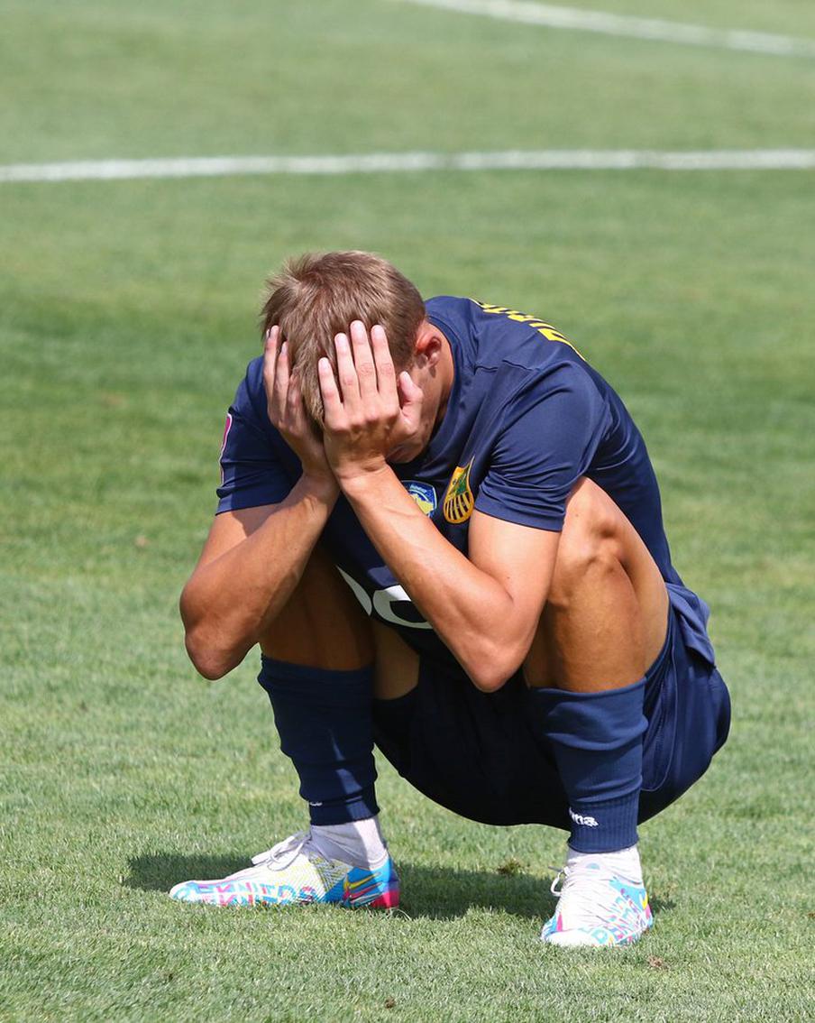 На Украине футболистов задержали перед матчем и доставили в военкомат