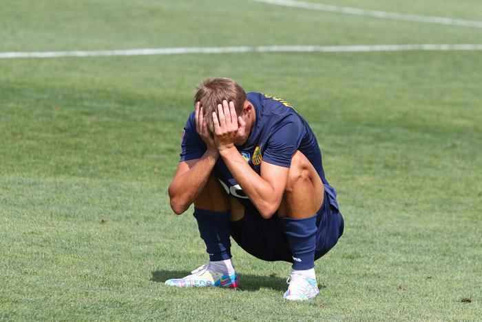 На Украине футболистов задержали перед матчем и доставили в военкомат