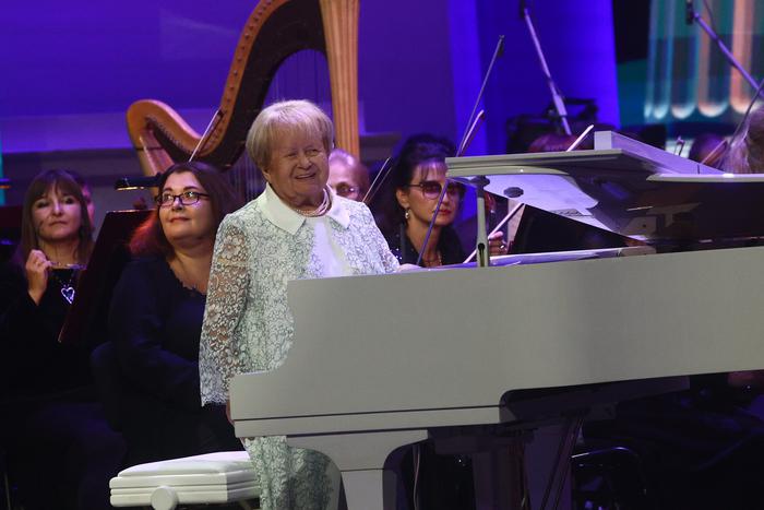 Президент России Владимир Путин присвоил народной артистке СССР звание Героя Труда