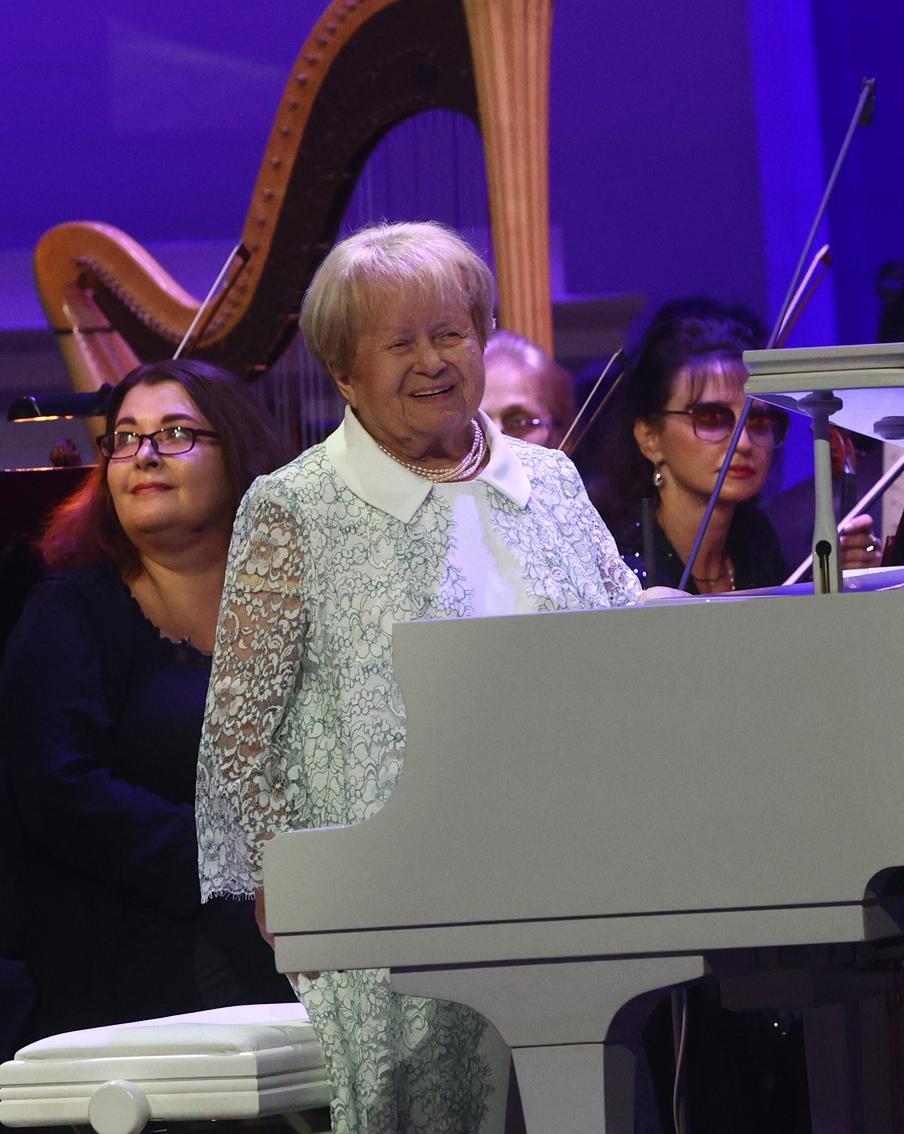 Президент России Владимир Путин присвоил народной артистке СССР звание Героя Труда