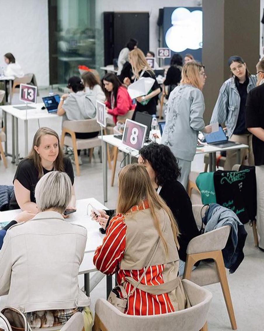 Термосы в виде печи и светильники в форме птичника: в столице подвели итоги проекта "Дизайн-цех" за 2024 год