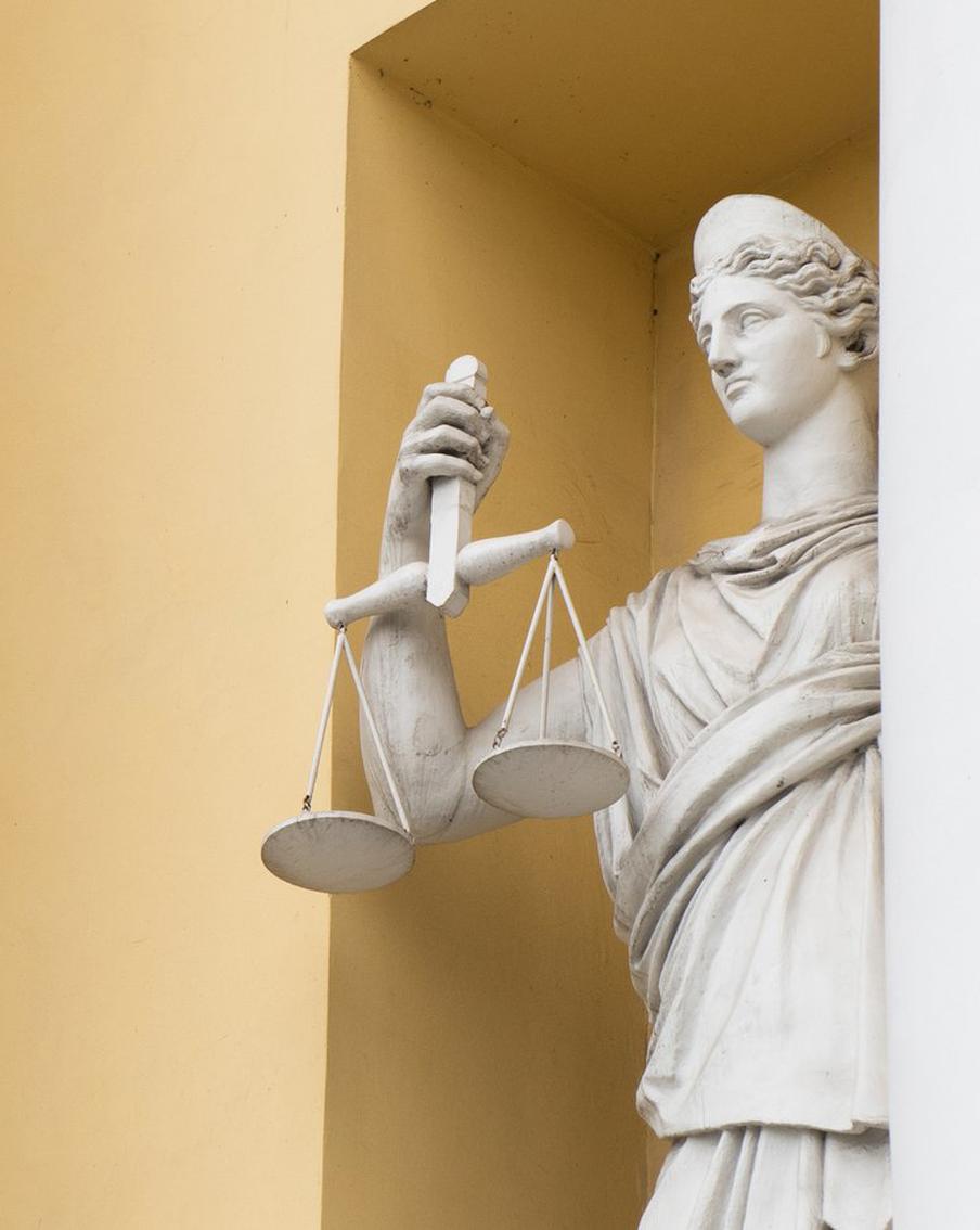 Суд арестовал имущество семьи экс-полицейского Сатюкова по делу о рекордной взятке