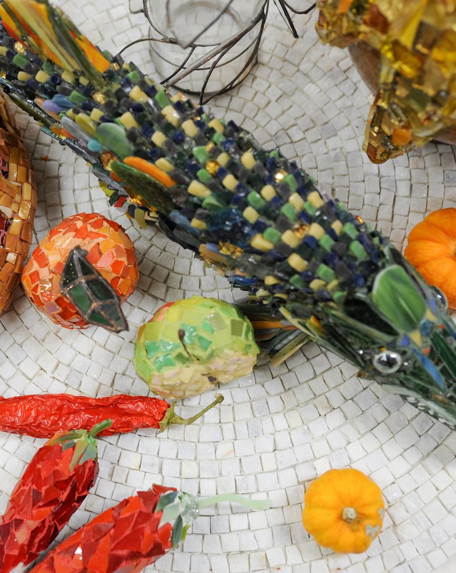 Стеклянные суши и каменная пицца украсили скатерть-самобранку