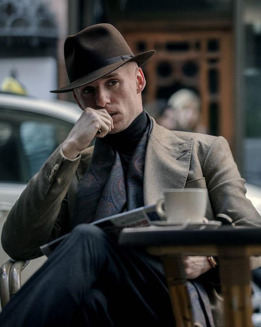 Звезда "Фантастических тварей" Эдди Редмэйн сыграл неуловимого киллера в сериале "День Шакала"