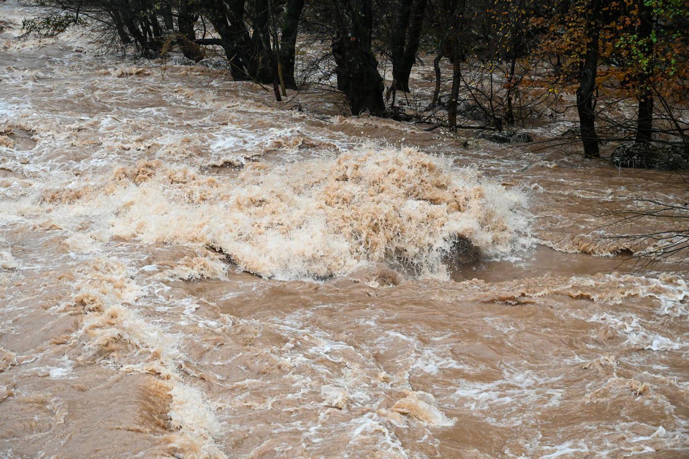 ВСУ взорвали дамбу Кураховского водохранилища, вода топит окрестности