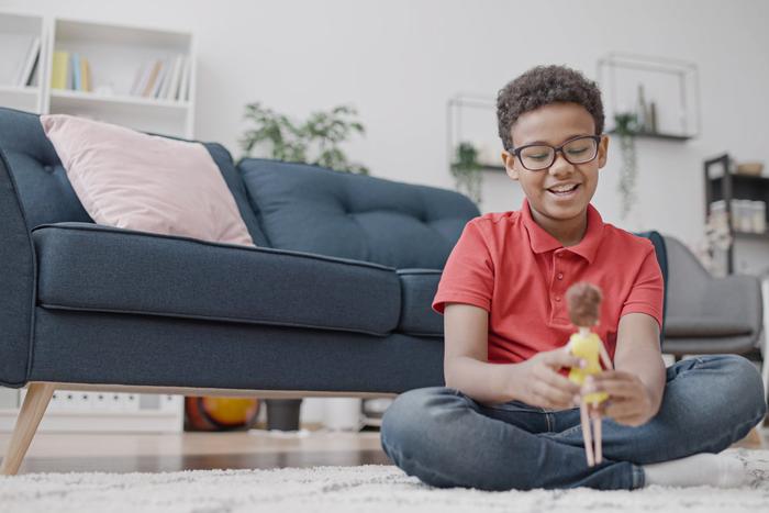 Детский психолог рассказала, что делать, если мальчик играет в куклы