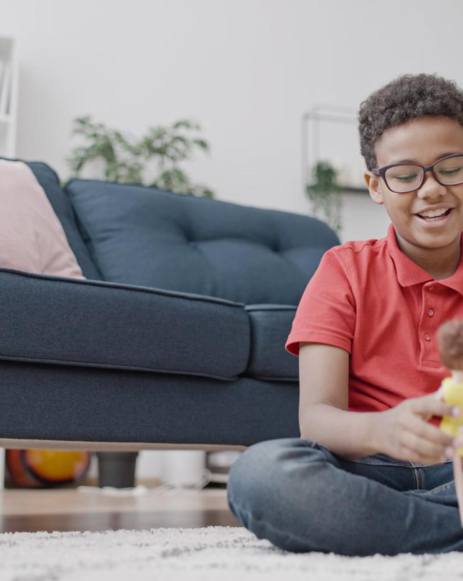 Детский психолог рассказала, что делать, если мальчик играет в куклы