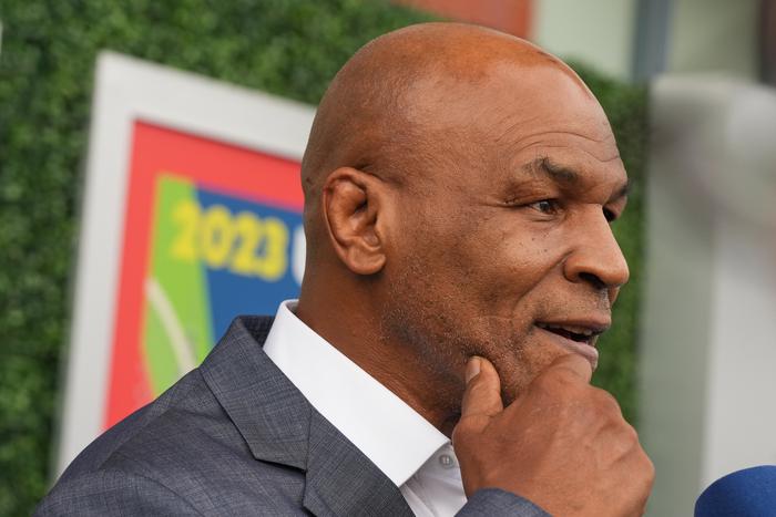 Майк Тайсон отказался от секса и веганства ради боя с пранкером, который хулиганил в Белом доме