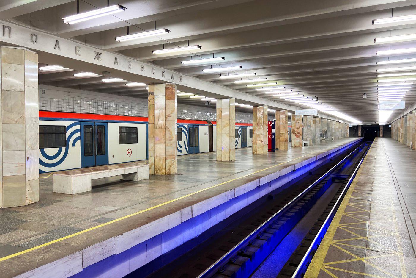 Синяя подсветка на станции метро "Полежаевская".