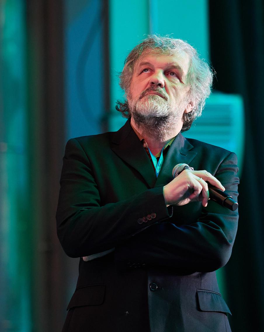 В Москве стартовал форум "Культура. Медиа. Цифра", где разгорелся скандал между Кустурицей и Стоуном