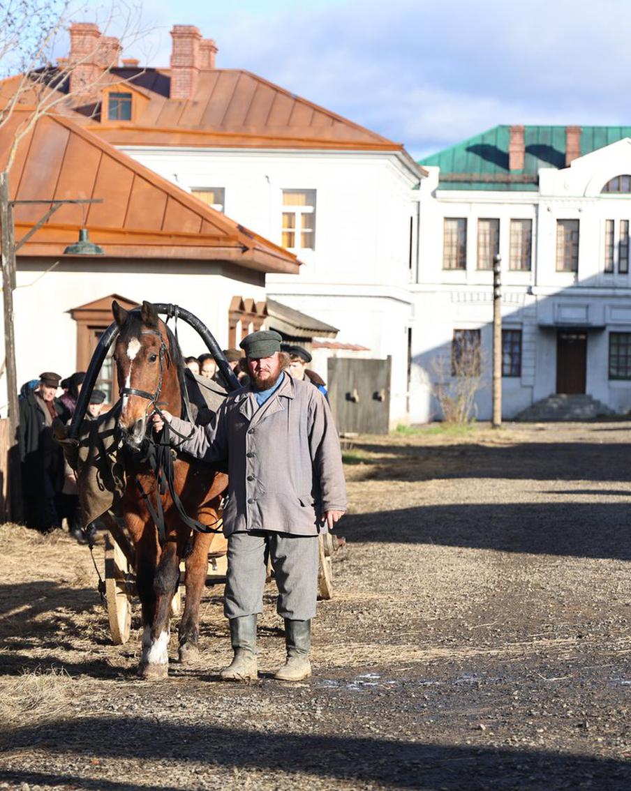 "Хорьки убили гусей, трикотаж сгорел": как под Москвой ради сериала строят целые города