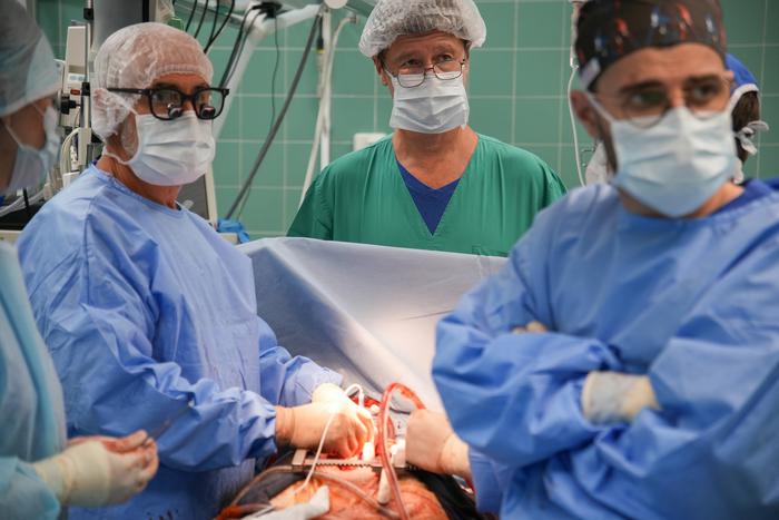 Медики из НИИ имени Склифосовского собрали разорвавшееся сердце пациента
