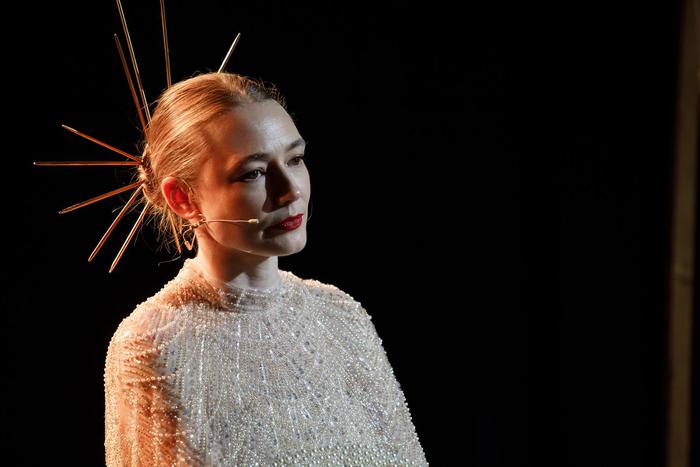 В прокат вышла комедия "За слова отвечаю" про коуча Свету Солнце, обвинённую в мошенничестве