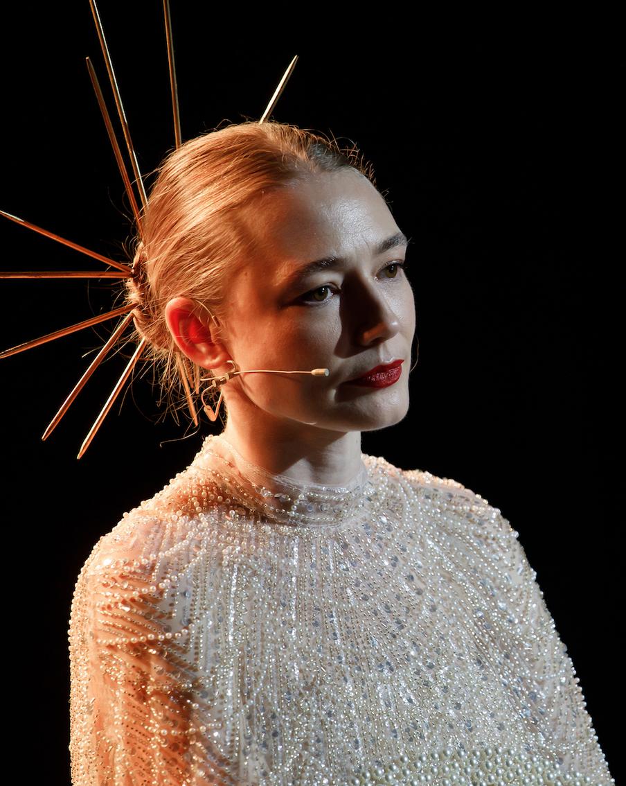 В прокат вышла комедия "За слова отвечаю" про коуча Свету Солнце, обвинённую в мошенничестве