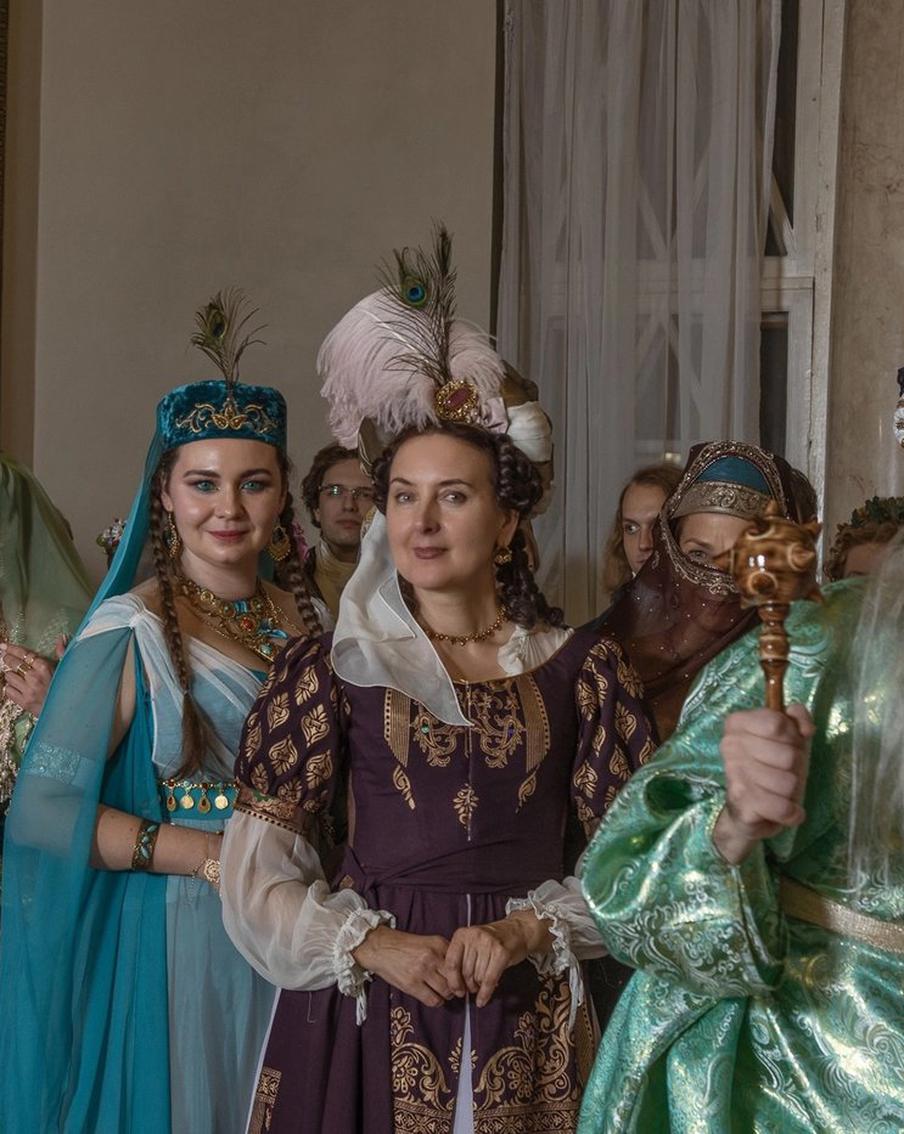 На маскараде вызывали дух Пушкина и дрались на мечах