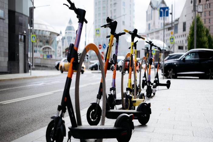 Ликсутов: сезон проката электросамокатов и велосипедов в Москве завершился