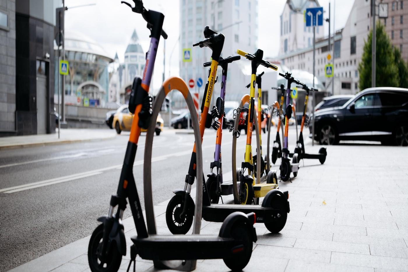 Ликсутов: сезон проката электросамокатов и велосипедов в Москве завершился