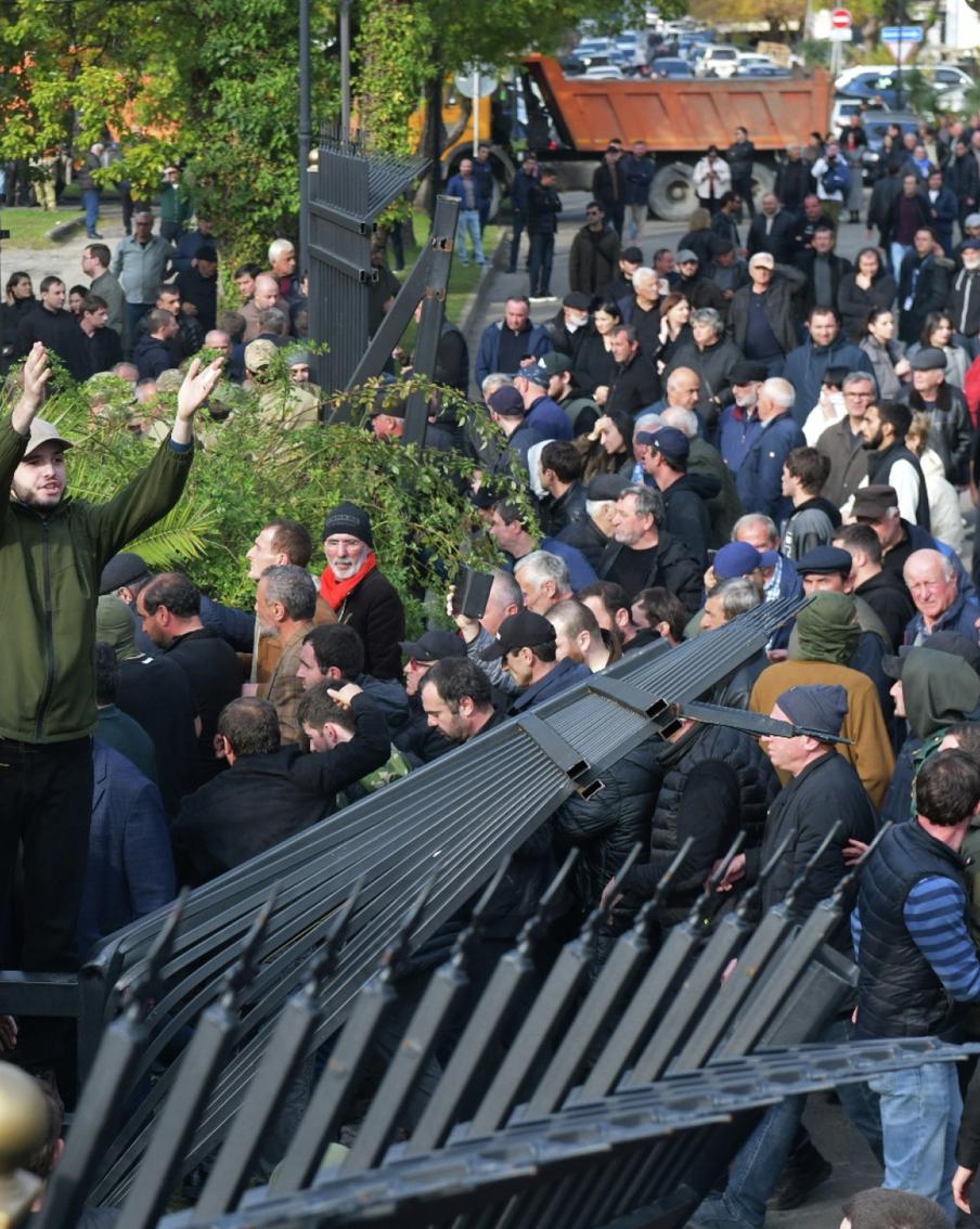 В Абхазии оппозиционеры протаранили ворота напротив администрации президента