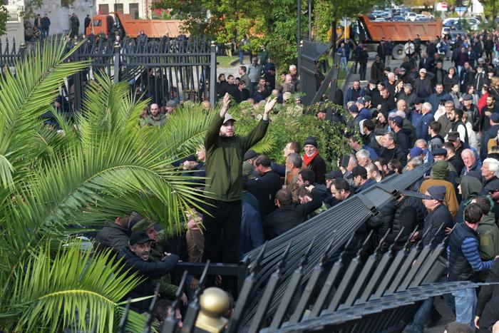 В Абхазии оппозиционеры протаранили ворота напротив администрации президента