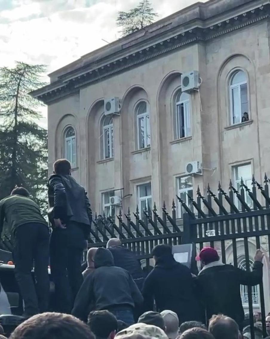 Протестующие в Сухуме взяли штурмом парламент страны