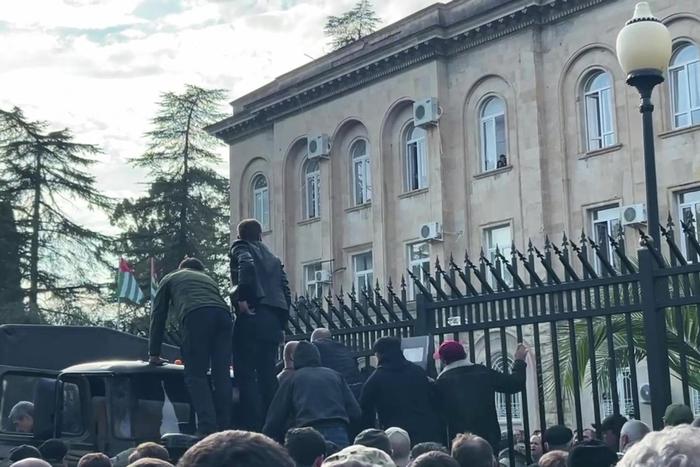 Протестующие в Сухуме взяли штурмом парламент страны