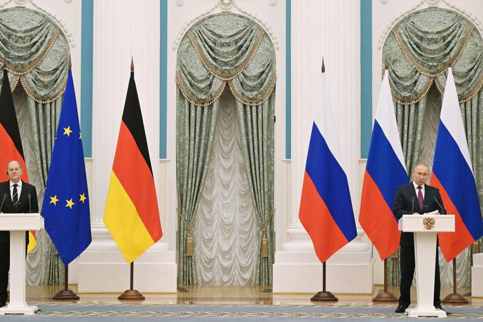 Канцлер Германии впервые за два года позвонил российскому президенту Владимиру Путину