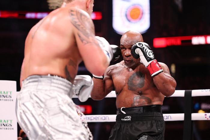 Легендарный боксёр Майк Тайсон потерпел сокрушительное поражение от Джейка Пола в первом с 2007 года бою